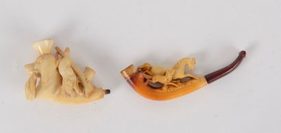 null Two meerschaum pipes : one decorated with a hunting trophy without pipe and...