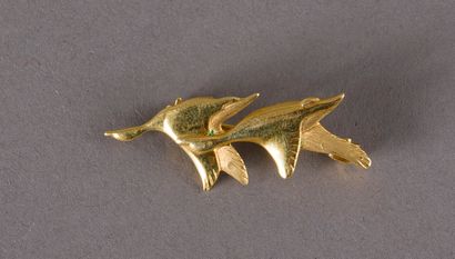 null A brooch in yellow gold 750 thousandths formed by two ducks in flight 2 g.