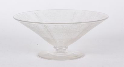 null Baccarat, engraved crystal bowl. It rests on a round base, the flared body engraved...