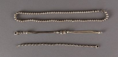 null Deux bracelets souples dont un à motif central de poissonet un collier de perles...