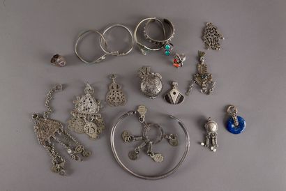 null Lot de bijoux ethniques argent et métal argentifère : colliers torques, bracelets,...