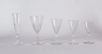 null Important and beautiful service of 100 crystal stemmed glasses. They rest on...