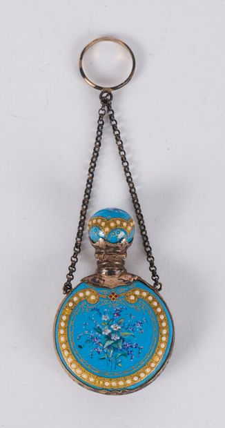 null Perfume bottle of chatelaine of the XIXth century. It is of flattened gourd...