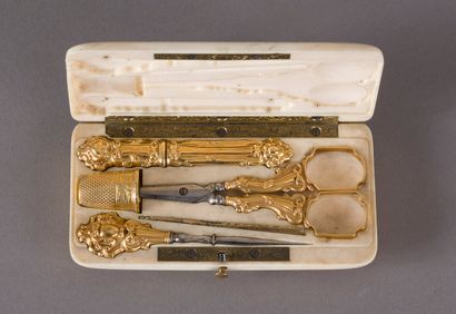 null Sewing kit Napoleon III, the rectangular case in ivory, including four pieces...