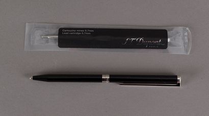 null S.T. Dupont, stylo bille classique, laque de Chine noire, numéroté 5GKBG27,...
