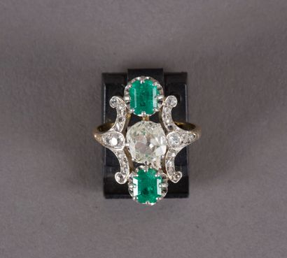 null Ring in gold 750 thousandth circa 1910, it is set with two rectangular emeralds...