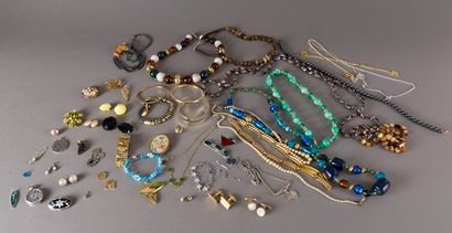 null Un lot de bijoux fantaisie du XXème siècle : colliers, bracelets, boucles d'oreilles,...