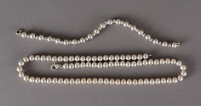 null Un collier (46 cm) et un bracelet de perles d'argent (18 cm) 46 g.