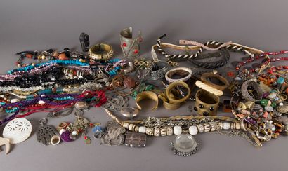 null Important lot of fancy jewels in metal, hard stones or imitation stones : bracelets,...