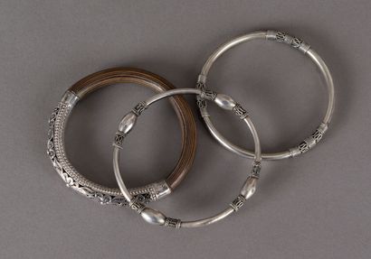null Trois bracelets jonc à décor filigrané dont un avec une partie en bois, poids...
