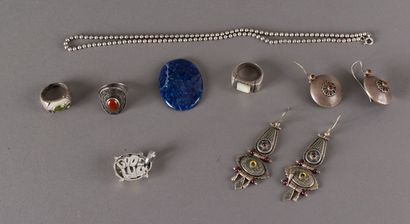 null Lot of silver and hard or fancy stones jewels: three rings, two pairs of earrings,...