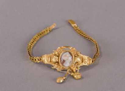 null Bracelet en or jaune 750 millièmes du milieu du XIXème siècle, maille en M,...