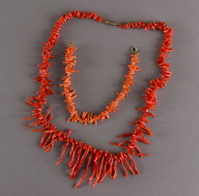null A necklace and a bracelet in red coral branches.