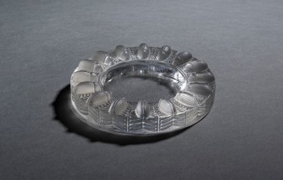 null René LALIQUE (1860-1945) 

Tabago, model created on [23 June 1928].

Round ashtray....