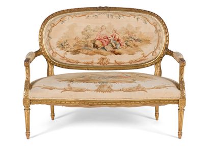 null CARVED AND GILDED WOODEN SOFA WITH MOULDING

decorated with ribbon bows, frieze...