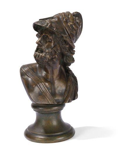 null BUST OF MARS IN BRONZE PATINA, ON A PEDESTAL.

19th century.

Height: 27 cm...