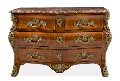 null VIOLET WOOD CHEST OF DRAWERS

The front opening to four drawers on three rows,...
