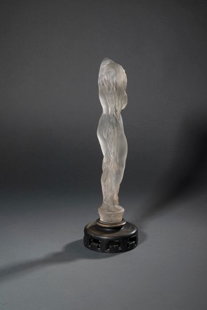 null René LALIQUE (1860-1945) 

Large nude with ivy base, model created in [1919].

Statuette.

White...
