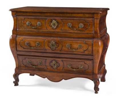 null WALNUT CHEST OF DRAWERS

opening with three drawers, the wooden top resting...