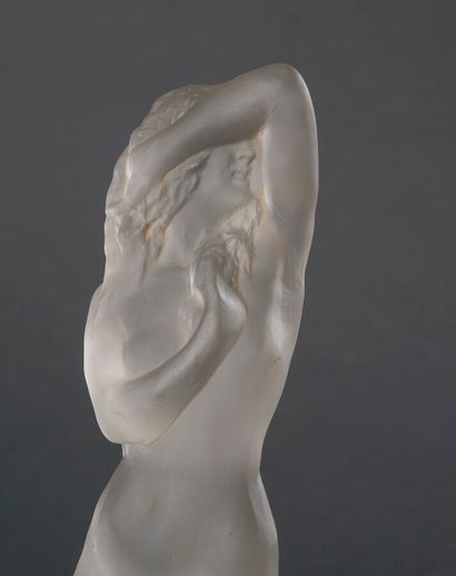 null René LALIQUE (1860-1945) 

Grand nu socle lierre, modèle créé en [1919].

Statuette.

Épreuve...