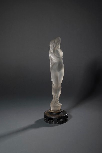 null René LALIQUE (1860-1945) 

Large nude with ivy base, model created in [1919].

Statuette.

White...