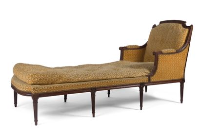 null STAINED BEECHWOOD CHAISE LONGUE

with a flat back and scalloped top, resting...