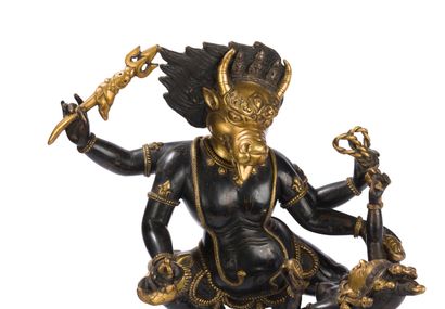 null STATUE DE YAMA DHARMARAJA ET CHAMUNDA EN BRONZE PARTIELLEMENT DORE 

Sino-Tibetain,...