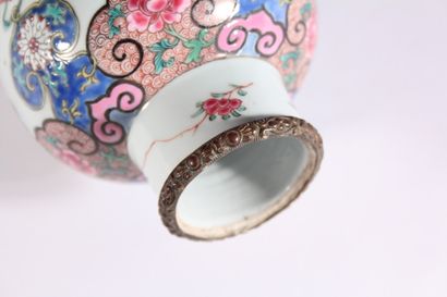 null Potiche en porcelaine à décor polychrome de pivoines et attributs bouddhiques...