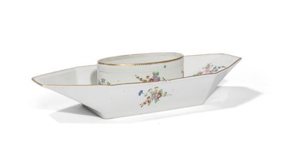 null Bordeaux

Oval butter dish in elm of tub on adjacent tray in porcelain, the...