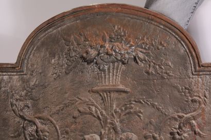 null Cast iron fireback decorated with putti and flower baskets 

H. 69 cm, W 72...