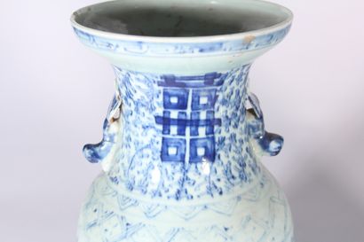 null Deux vases de forme balustre en porcelaine bleu blanc à décor végétal, les prises...