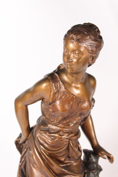 null D'après Mathurin MOREAU (1822-1912)

"Elégante"

Bronze à double patine.

H.:...