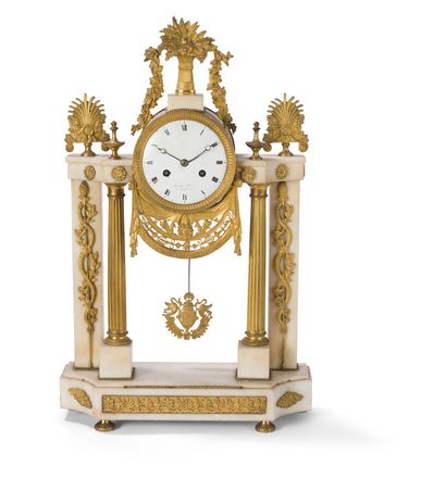 null PORTICO CLOCK IN GILDED BRONZE AND WHITE MARBLE

the dial with Roman numerals...