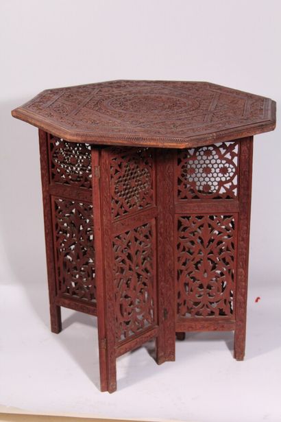 null Table plateau octogonal en bois exotique sculpté à décor ajouré

Syrie, XXème...