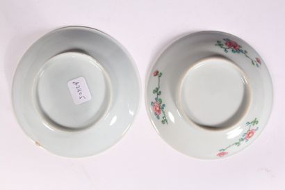 null Small Canton porcelain cup 

(Accidents) 

Two porcelain saucers with polychrome...