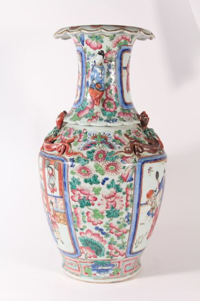 null Vase en porcelaine à décor polychrome en réserve de scènes de palais et décor...