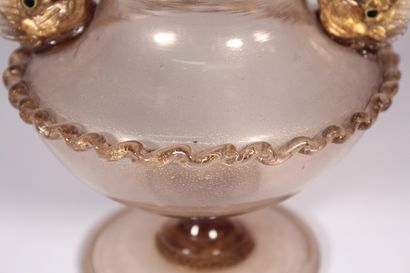 null Vase en verre de Murano à décor de dauphins stylisés (petits manques) et poudre...