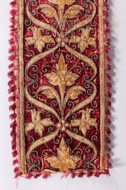 null Embroidered velvet table rug

Probably Italy, 18th century

L. : 182 cm, W....