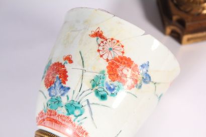 null Paire de coupes en porcelaine à décor polychrome de fleurs

Chine, XIXème siècle

(Éclats...