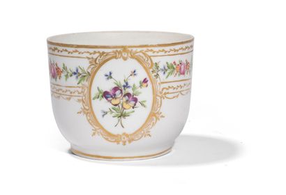 null Bordeaux

Porcelain sugar pot body with polychrome decoration of bouquets of...