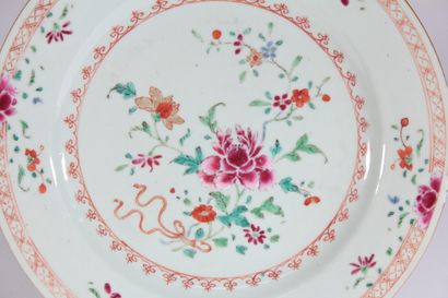 null Trois assiettes en porcelaine à décor polychrome de fleurs 

Diam. : 23 cm

(Éclats...