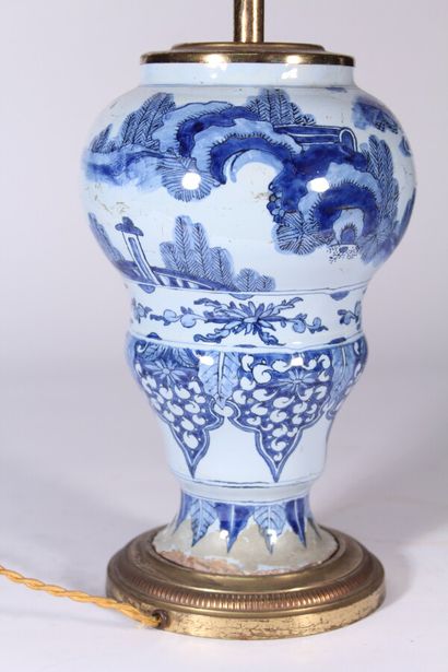 null Vase à double renflement en faïence de Delft, décor en camaïeu bleu au chinois...