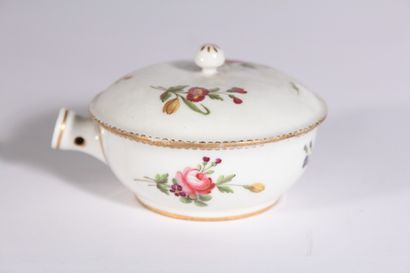 null Paris

Small covered porcelain pan with polychrome decoration of bouquets of...