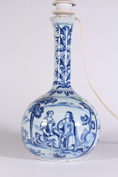 null Vase long col en faïence à décor animé de personnages dans un paysage 

Delft,...