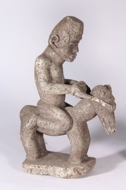null Trois sujets en pierre dure sculptée 

"Maternité"

H. : 54 cm

(Tête cassée...