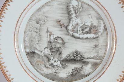 null Porcelain plate with grisaille and gold decoration

China, Qianlong period (1736-1795)

Decorated...