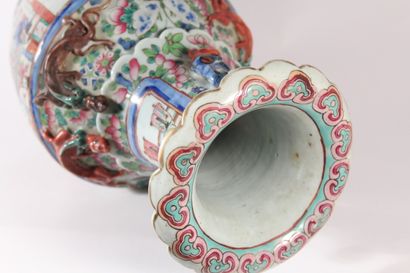 null Vase en porcelaine à décor polychrome en réserve de scènes de palais et décor...