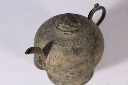 null Théière en bronze

Chine, probablement époque Ming 

H. : 12 cm

(Accidents...