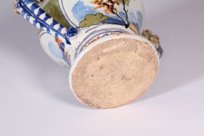 null Nevers

Petit vase pot-pourri de forme Médicis à deux anses, à décor polychrome...