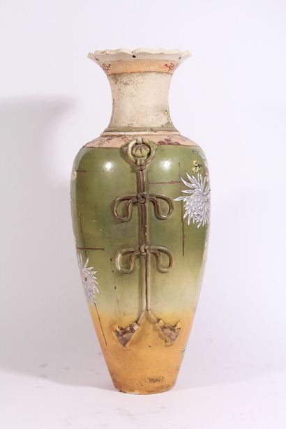 null 
Important vase en faïence à décor polychrome d'oiseaux et pivoines




Japon,...